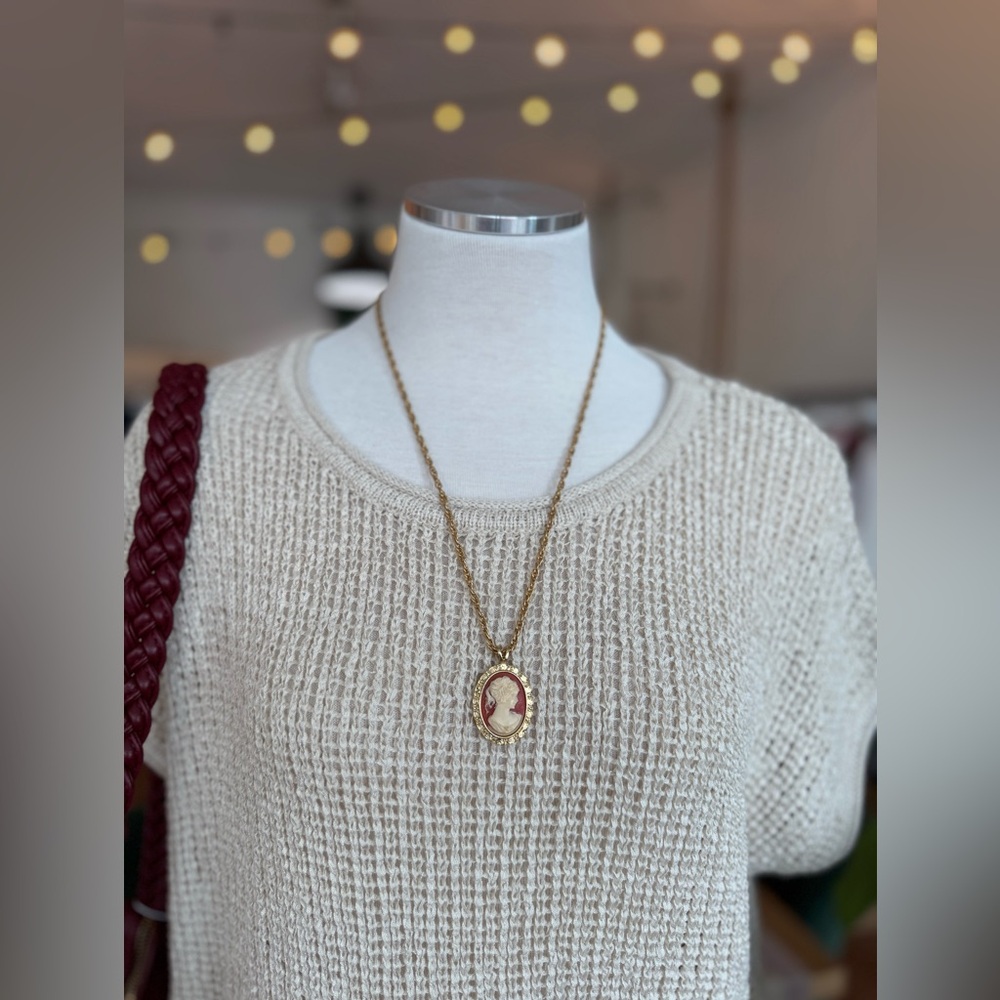 Vintage Gold Tone Cameo Pendant Necklace